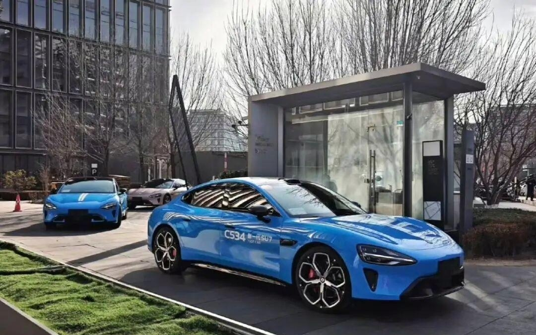 雷军晒新一代SU7，称“参加过多次测试”；小米汽车：新一代SU7明起到店，首批覆盖7城30店