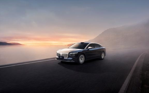 累计销量跨越30万辆之际，岚图首款豪华轿车追光L“破晓”而出