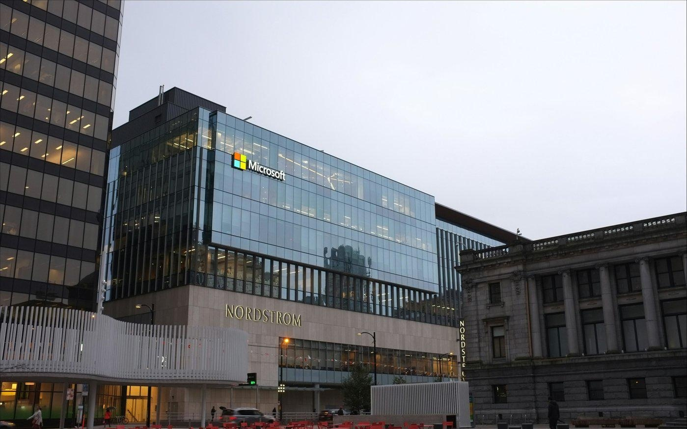 特朗普炮轰AI巨头：数据中心电费自己付！微软服软