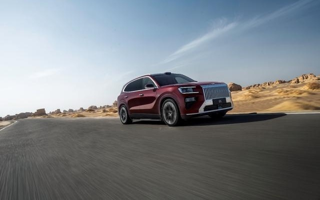 对标BBA高性能车型 8系SUV混战打响丨新经济观察