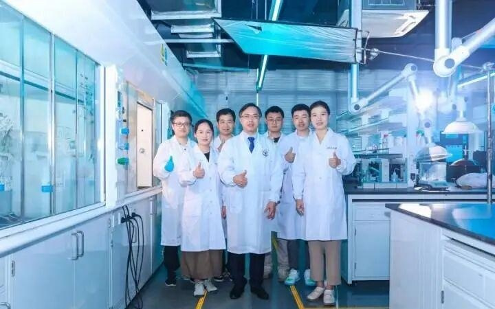 一个指甲盖的面积，拉动重达2.1吨的小汽车！杭州科创团队编织“超级材料”