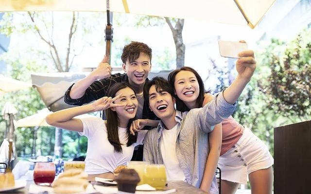 墨镜一戴，优雅发疯！这只呆萌企鹅凭啥火出圈？