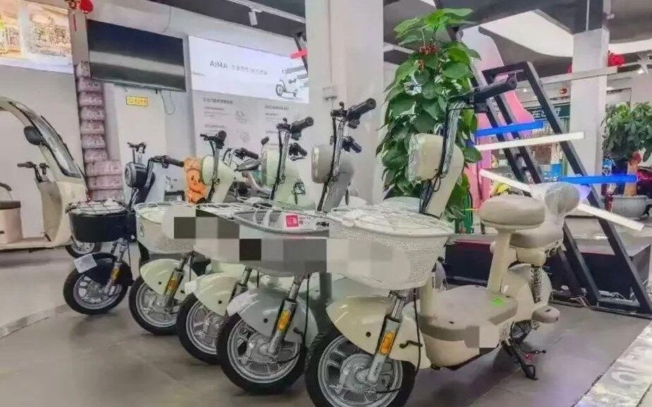 电动车换新装的烦恼：不能带小孩、铁皮座椅、超速刹车？ 行业回应“部分质疑属于误读”