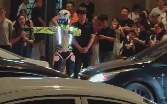 机器人“交警”现身外滩指挥交通？网友惊呼太震撼！上海警方最新回应