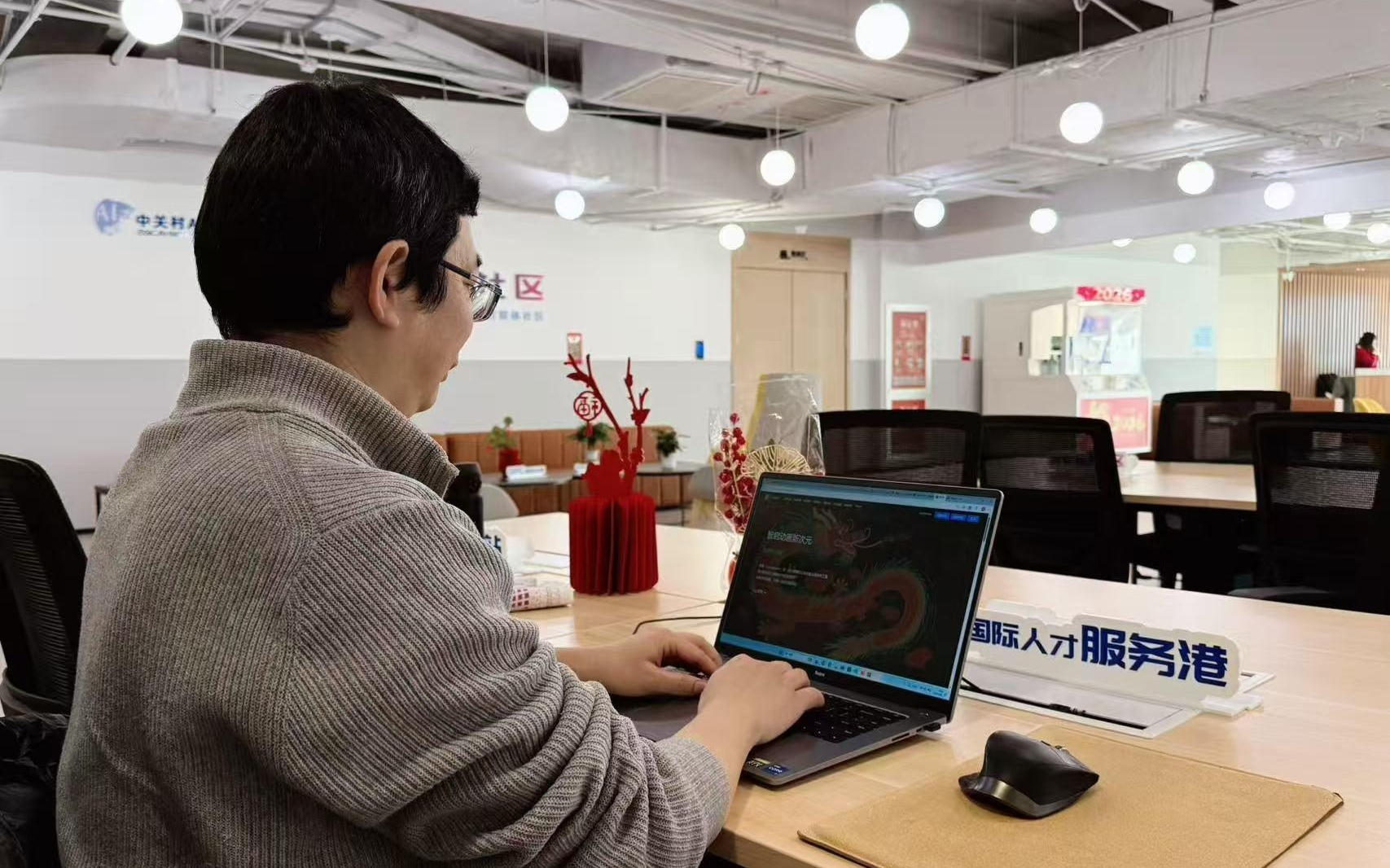 “AI+一人公司”火了,有人称对比带团队阶段利润率提升超20%,多地出台相关扶持政策