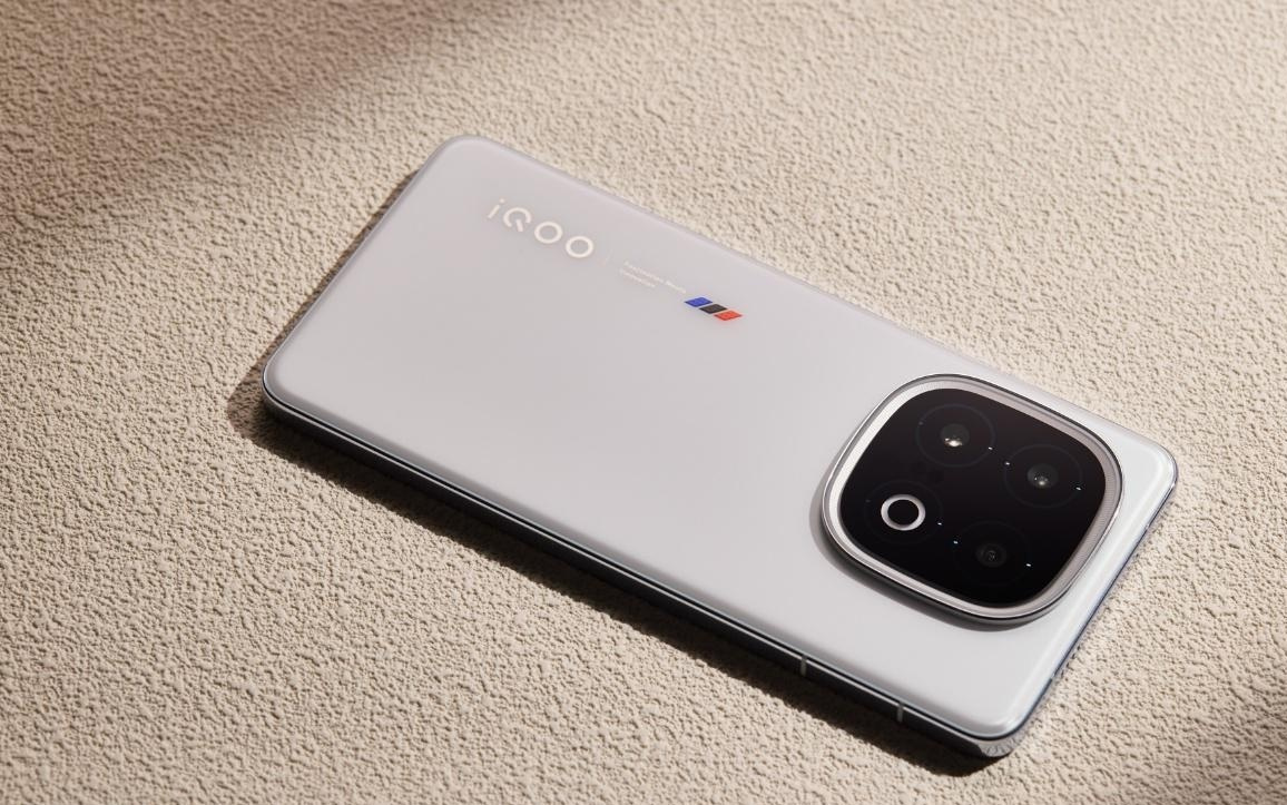 消息称某厂 SM8850 新机配备 2K 顶级三星屏、超 7000mAh 电池