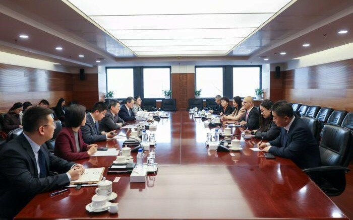 李成鋼會見蘋果公司首席運營官