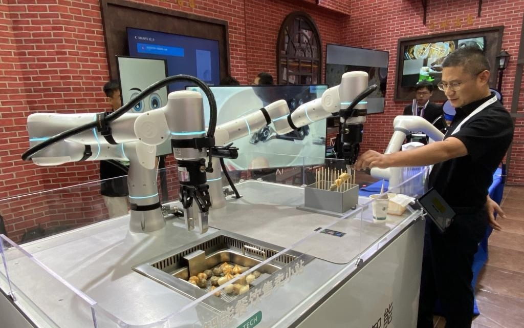 机器人技能哪家强？它们在这里敲鼓、做饭、写书法…...