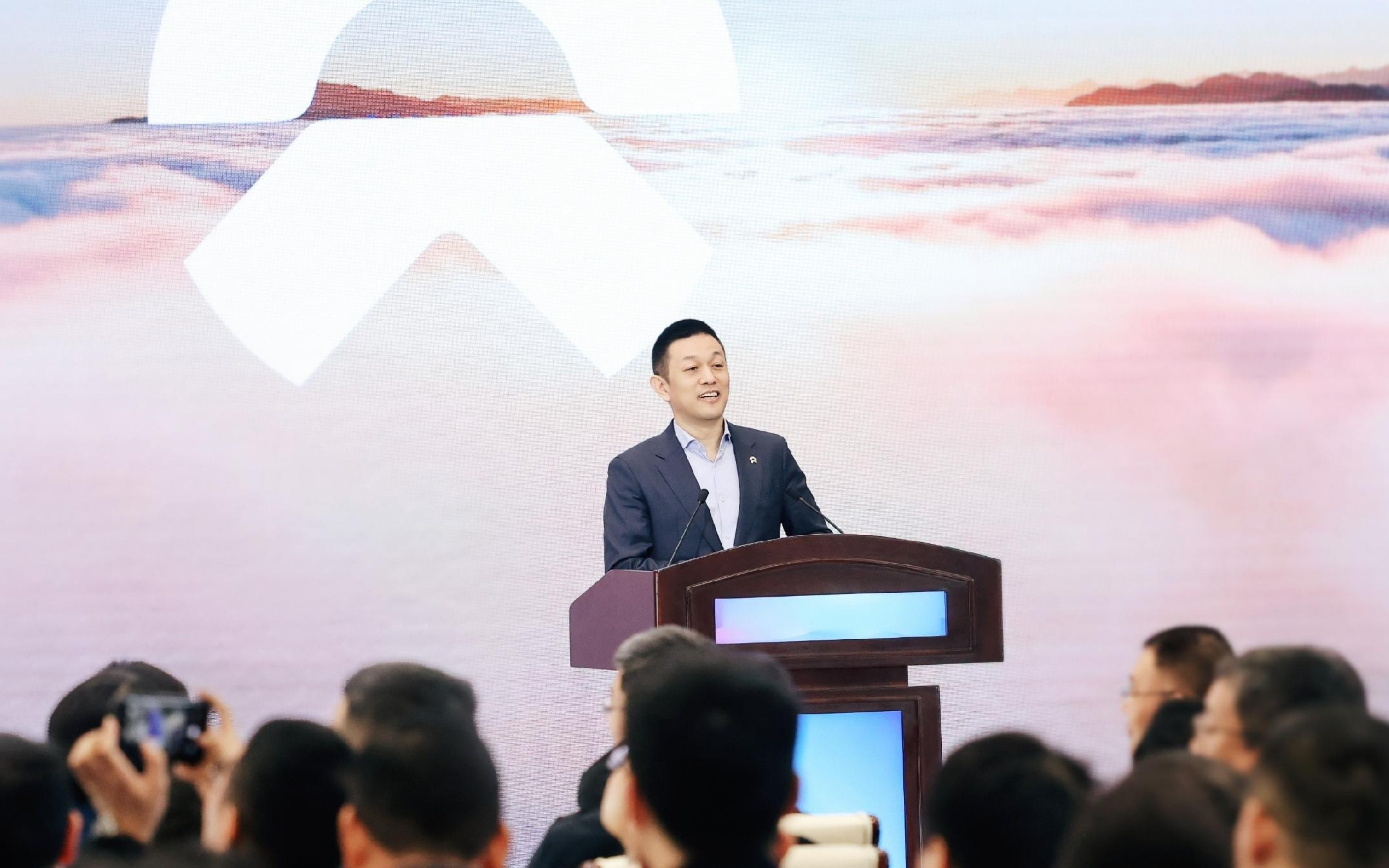 蔚来站上百万辆台阶，李斌：已从谷底进入第三发展阶段