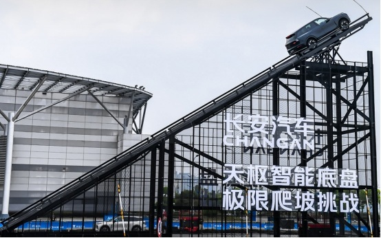 向“新”出发丨未来“新汽车”有多聪明？走进这个投资超40亿元的“智慧大脑”瞧瞧