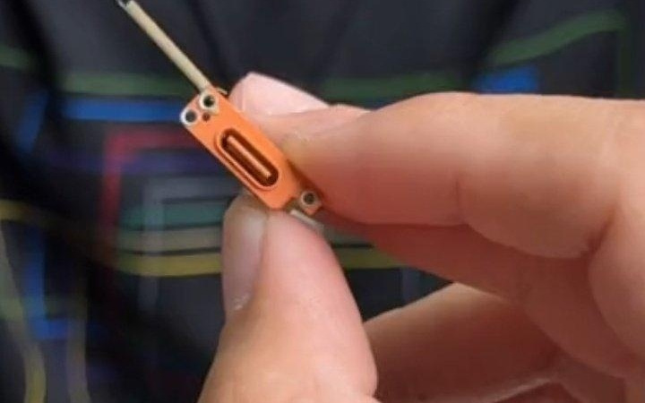 苹果 iPhone 17 Pro USB-C 组件曝光，有蓝 / 橙两种颜色