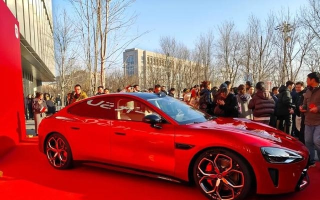 雷军公布改款小米SU7新配色：赤霞红