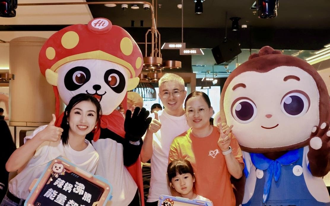 猿编程×海底捞：火锅店的烟火气里，藏着孩子的AI启蒙