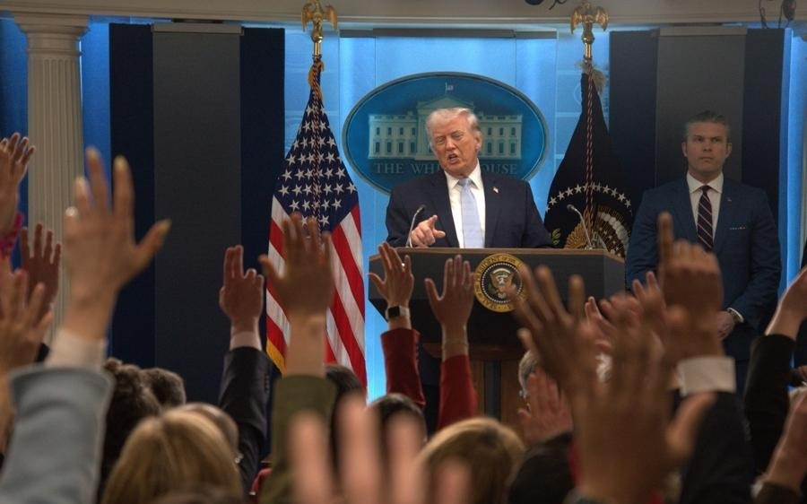 天上的马桶与地上的火药桶,都在让美国出糗