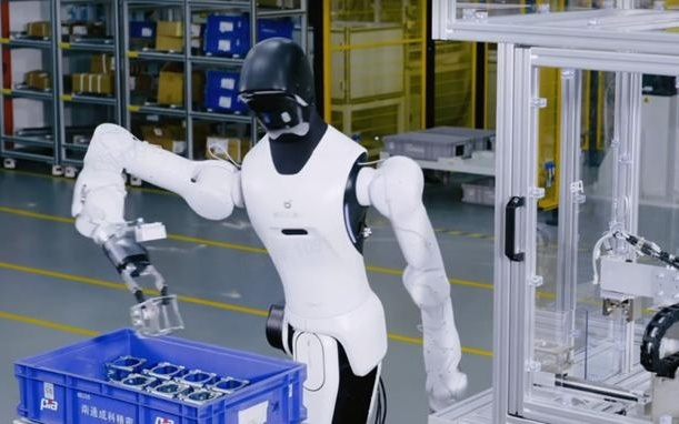 具身机器人行业拐点已至：智元率先定义仿真“部署态”标准