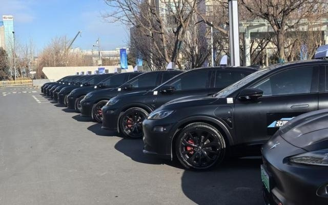 连续17年全球第一！中国汽车2025年产销突破3400万辆，新能源占比近50％