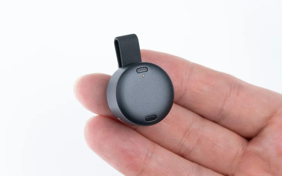 飞书和安克联手，做了个比瓶盖还小的 AI 硬件