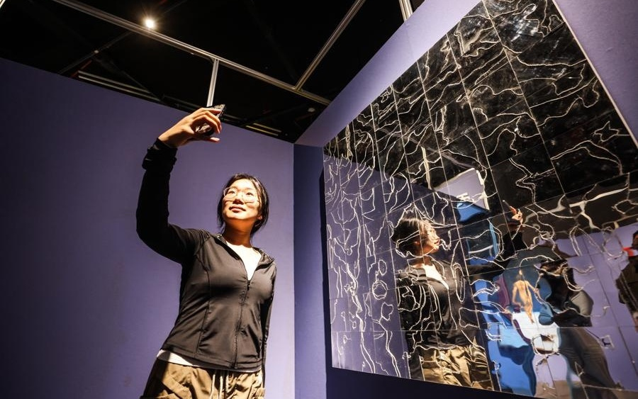 从极大到极小的宇宙尺度漫游,“无尽宇宙”科学艺术展在上海天文馆开幕