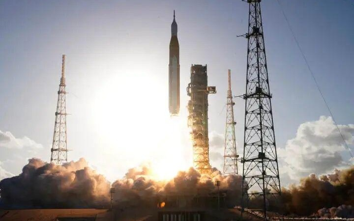 NASA载人绕月任务第一天，宇航员忙着修厕所