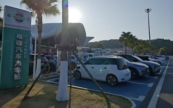 回乡三年，“候鸟人群”见证湘中乡镇充电站从1到9｜新春走基层