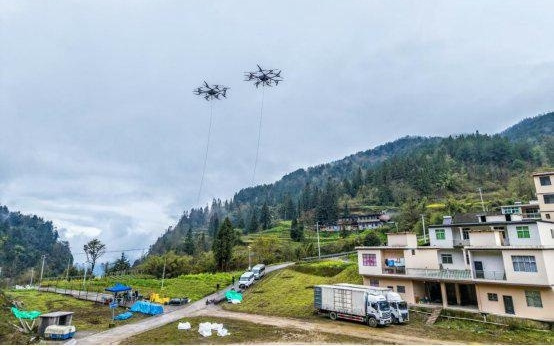 国内首次!大型无人机多机混编协同吊运技术助力山区特高压检修