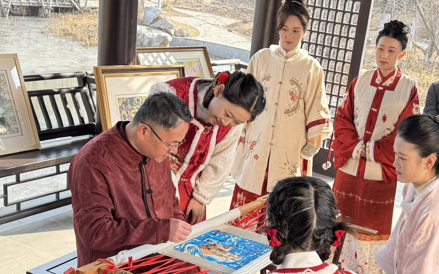 AI“织”马，一月速成！成都AI新锦绣作品亮相央视非遗晚会