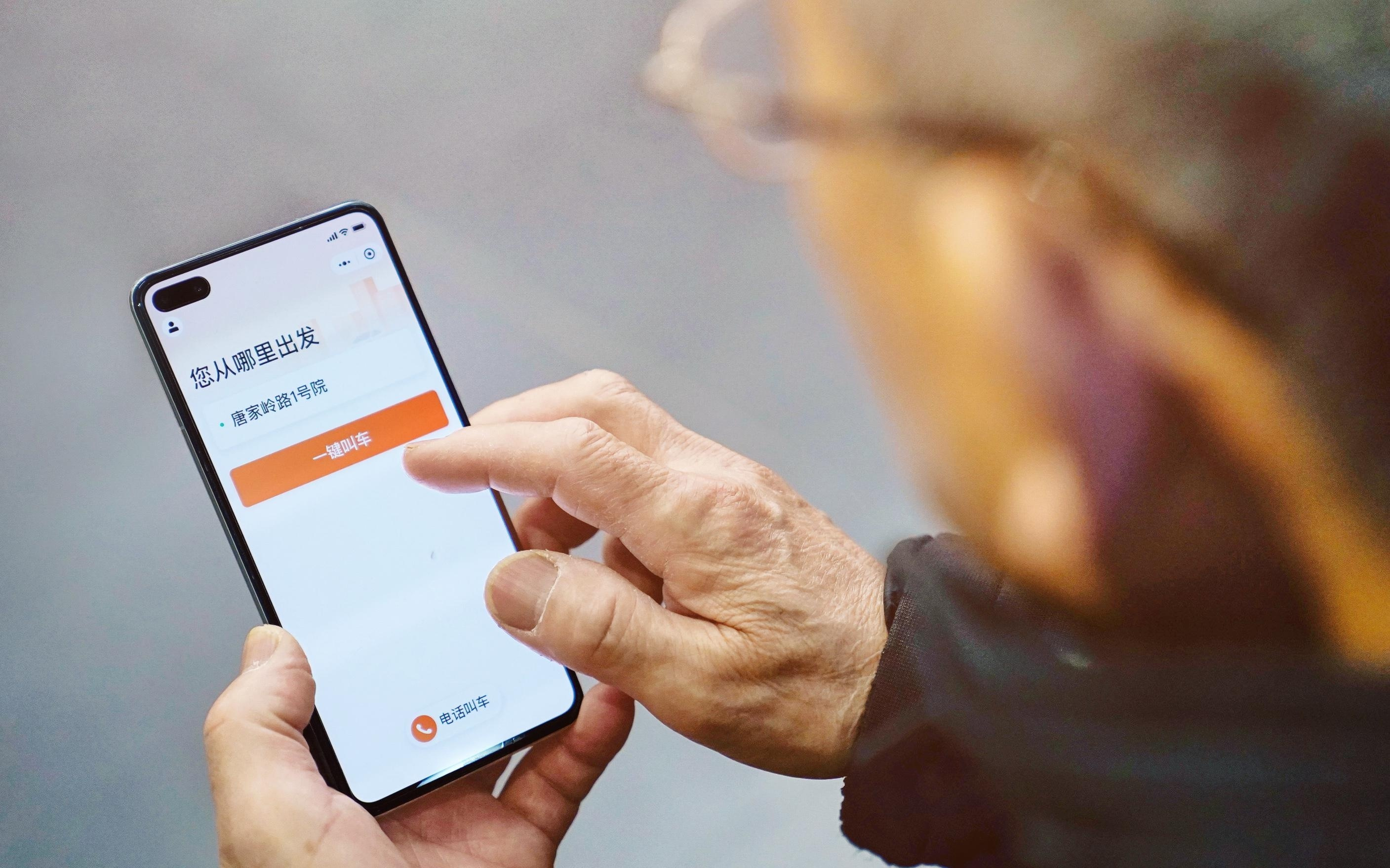 网约车司机收入问题待解，记者实探网约车抽成情况