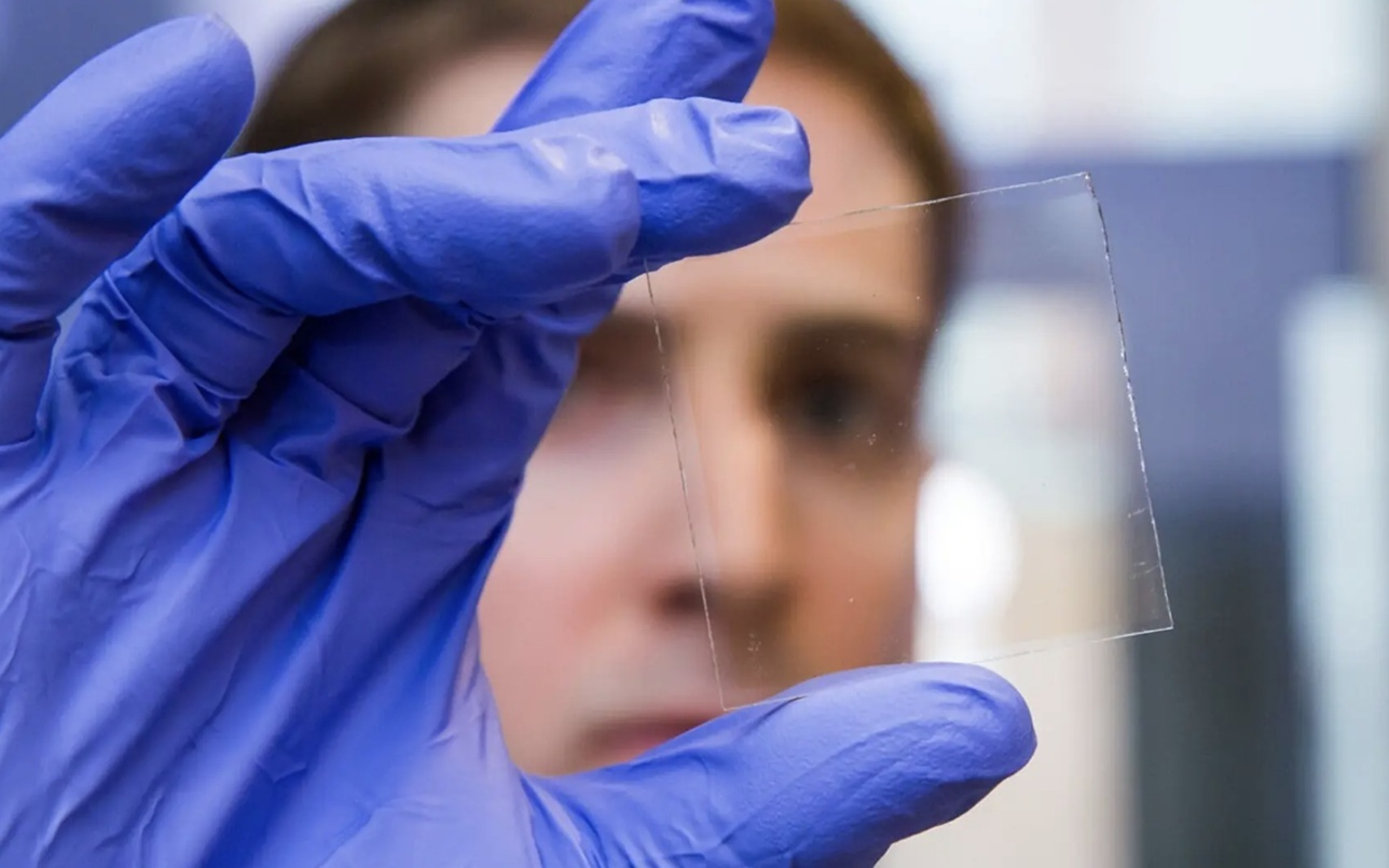 研究人员利用木材成分开发新型透明材料，可用作窗户阻挡紫外线