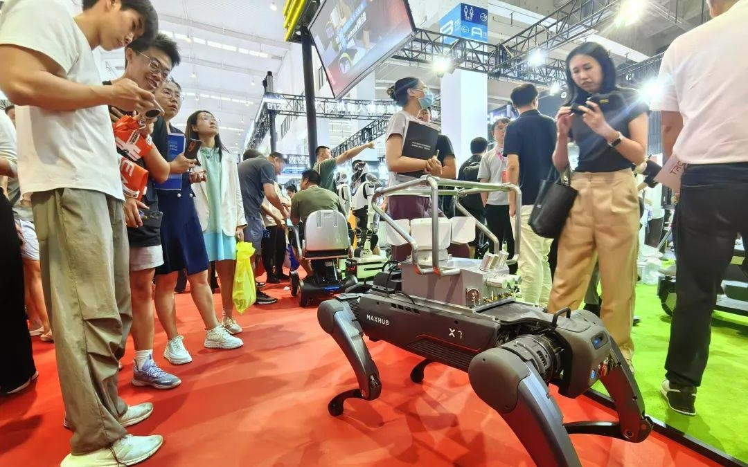 视源股份工业级四足机器人MAXHUB X7首次亮相 打造全地形智能作业平台
