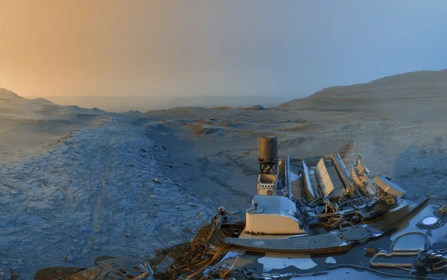 NASA好奇号从夏普山发回全景图，展示火星崎岖地貌