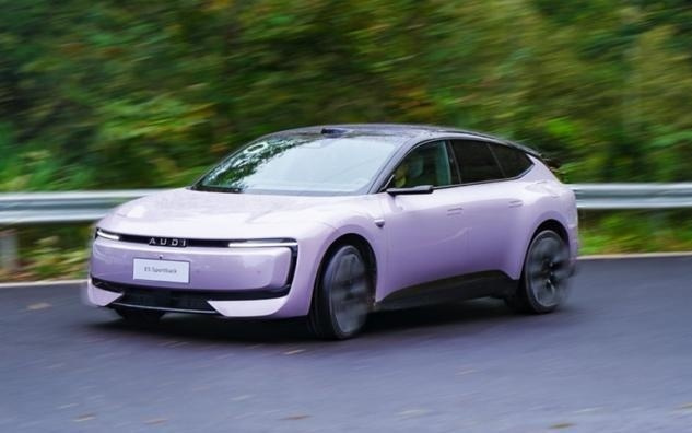 quattro加持，奥迪E5 Sportback征服山脊赛道