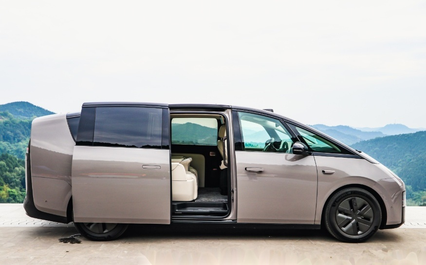 逼理想主动召回一万台MEGA的，为什么是小小的冷却液？