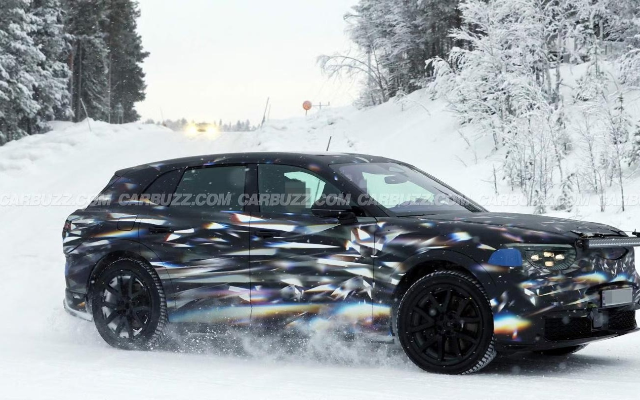 宾利城市纯电SUV路测图曝光：1156马力，雪地漂移秀实力