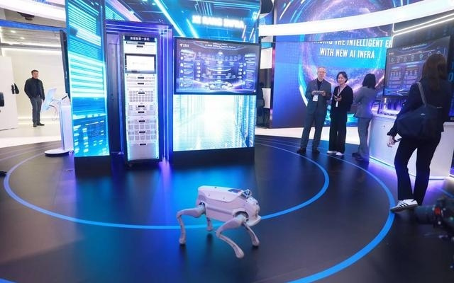 中国造“6G+四足机器人”亮相MWC2026 开启全域智能巡检新时代丨新经济视界