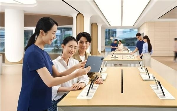 华为3月服务日今天开启：手机免费贴膜、维修免人工费