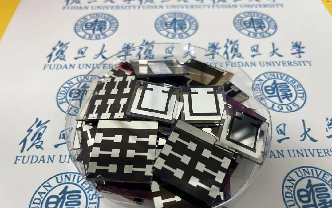 复旦团队造出可告别铅污染的太阳能电池，光电转换效率破世界纪录