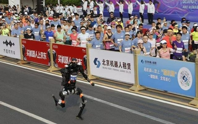 从赛场到工厂，再到家庭：人形机器人另一场“马拉松”加速奔跑
