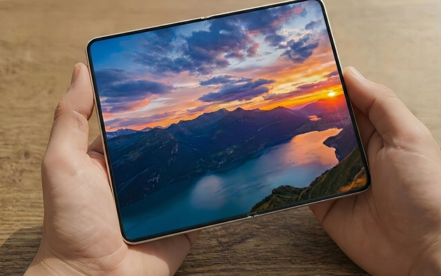 三星Wide Fold和苹果iPhone Fold折叠手机渲染对比图曝光