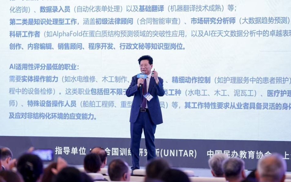 用19种语言24小时为学生服务，院士吴志强展示“硅基”的吴志强