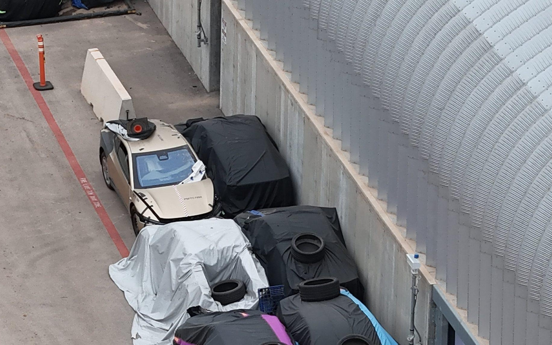 距量产约130天，照片显示特斯拉Cybercab正进行碰撞测试