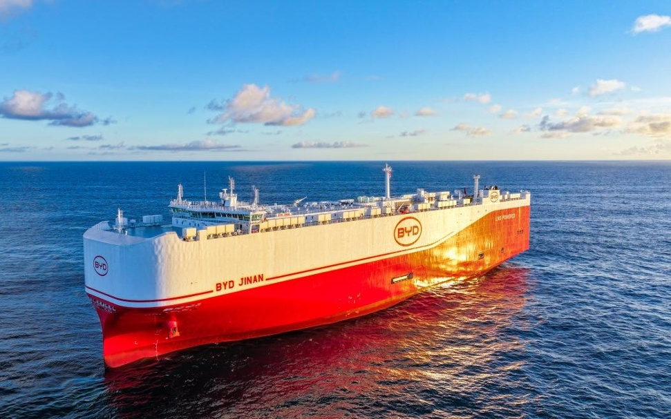 比亚迪2025年报来了！8040亿营收、狂砸634亿研发，以长远布局彰显中国车企的发展底气