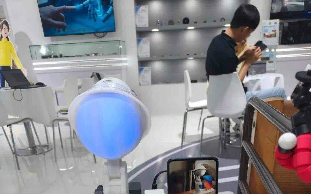 2025世界机器人大会在京开幕！两款“成都温江造”康养机器人首发亮相
