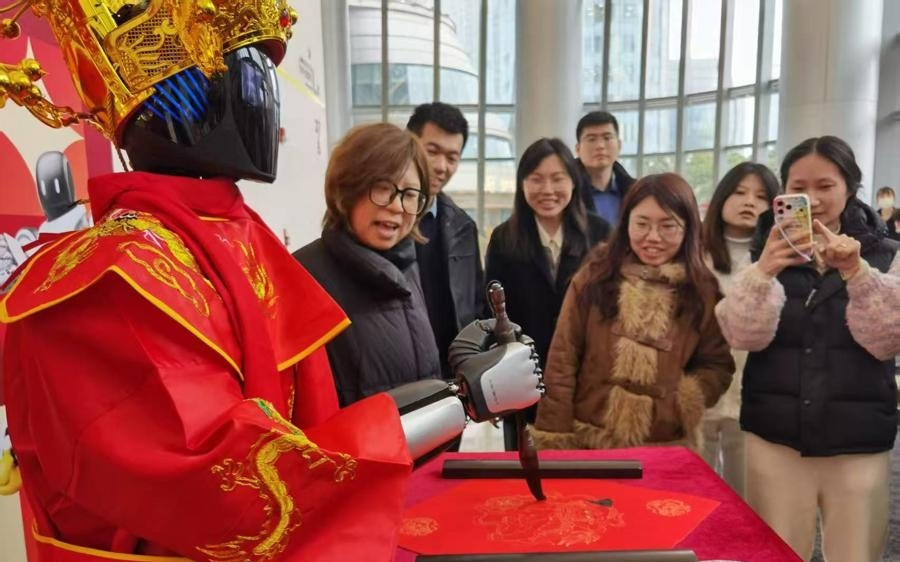机器人写福字要多久？很多人手机里记录下这一幕