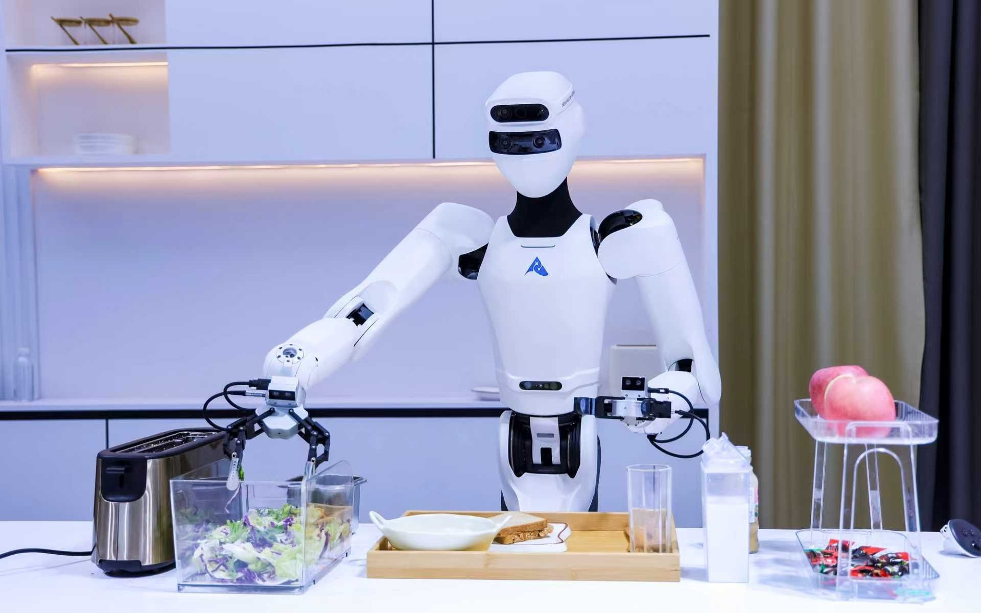 2025 AI创业狂潮：有人半年签单破亿，有人死磕“非共识”，“iPhone时刻”已至？