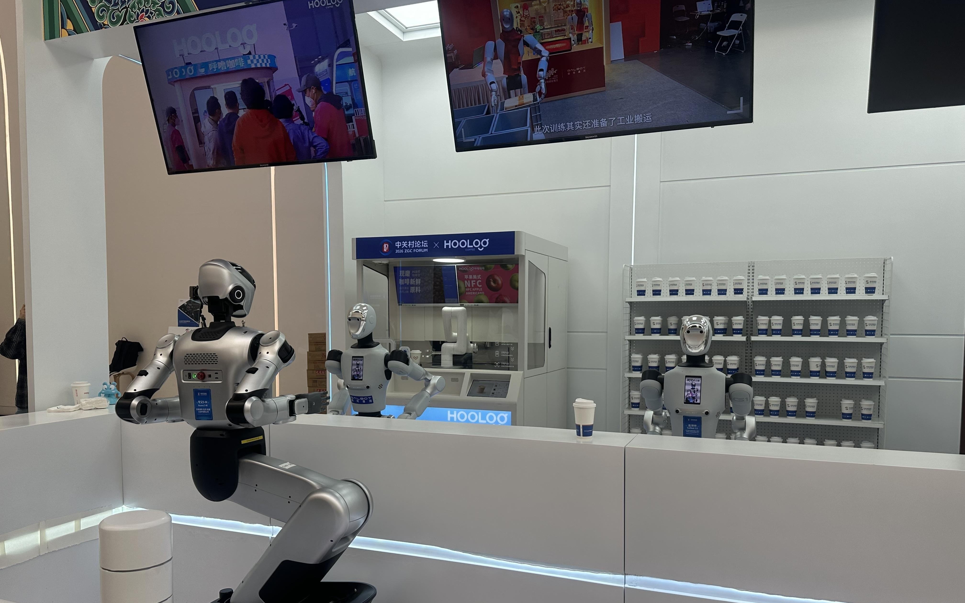 2026中关村论坛年会｜机器人联手做套餐 跨本体多机协同机器人餐吧亮相