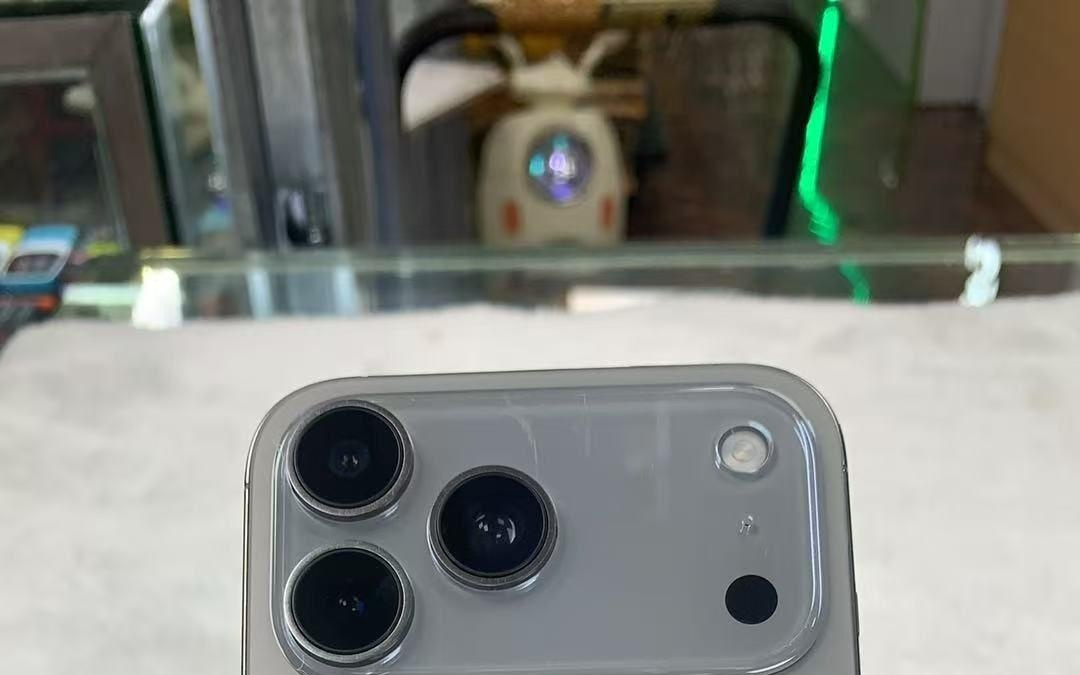 山寨 iPhone 17 Pro 现身：运行安卓系统，界面模仿苹果 iOS