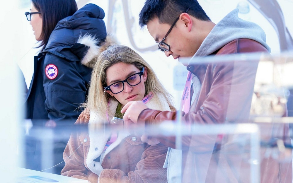 千问DAU逼近豆包后的“下一仗”：发布AI眼镜，抢占物理世界未来入口