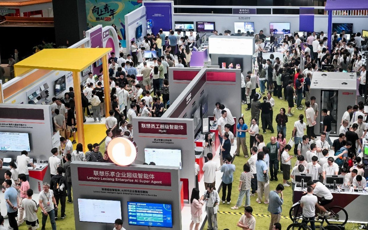 联想推出近200项AI产品与解决方案，AI PC销量占比达30% | 科技前线