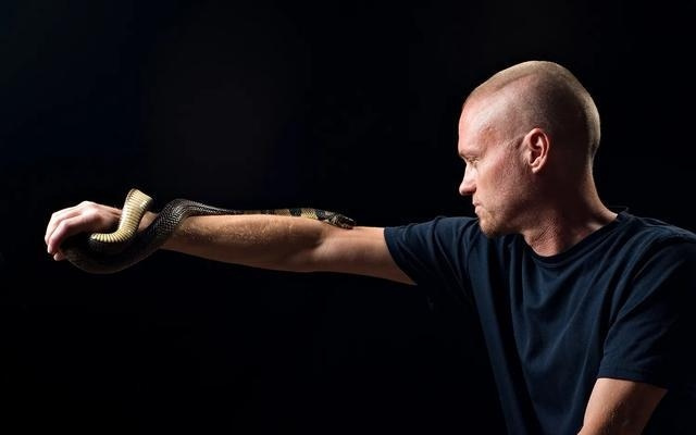 美国一男子20年间被毒蛇咬超200次，其血液中抗体已被用于实验性抗蛇毒研发