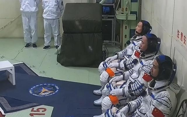 神舟二十一号载人飞船瞄准23时44分发射